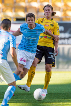 Malmö FFs Mattias Andersson med Elfsborgs Simon Olsson i