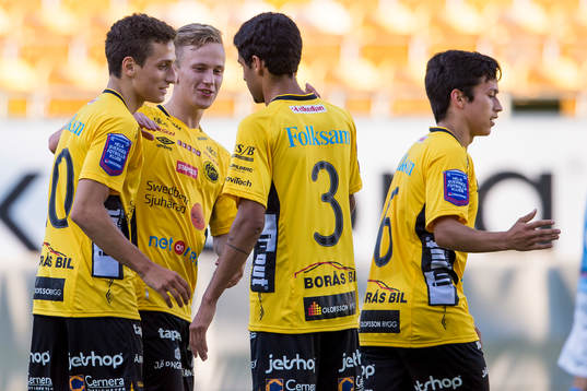 Elfsborgs Arian Kabashi kramas om av Jonas Ganning och Rami