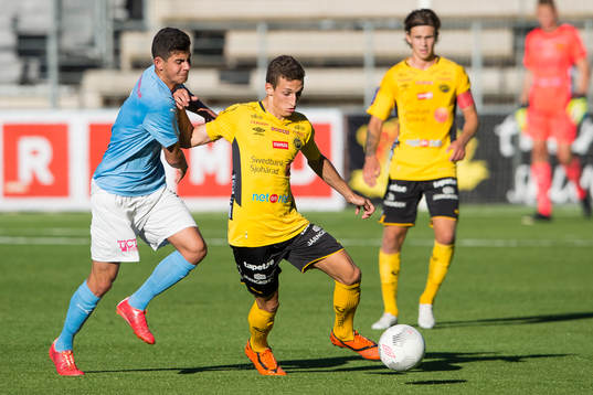 Kamp mellan Malmö FFs Onur Körhan och Elfsborgs Arian