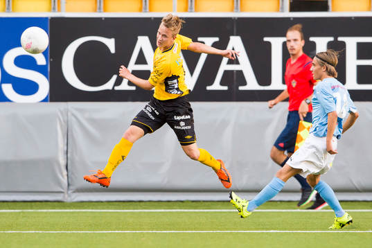 Elfsborgs Jonas Ganning lägger inlägg uppvaktad av Malmö