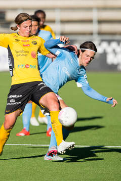 Kamp om bollen mellan Elfsborgs Simon Olsson och Malmö FFs