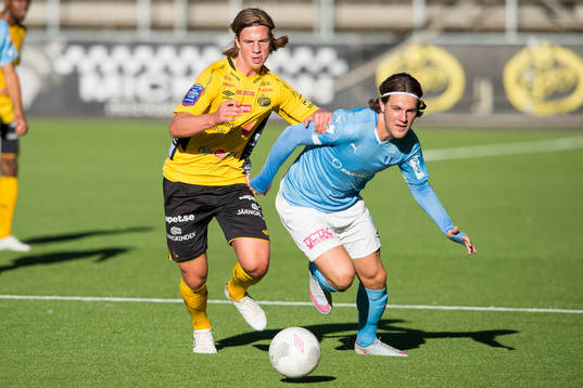 Kamp om bollen mellan Elfsborgs Simon Olsson och Malmö FFs