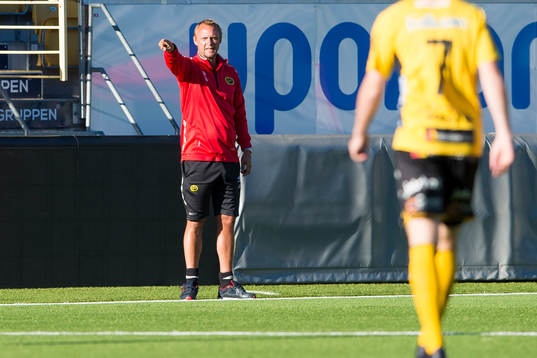 Elfsborgs tränare Jesper Bengtsson dirigerar spelarna