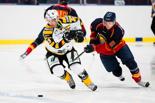 Skellefteås Andrew Calof jagas av Djurgårdens Marcus