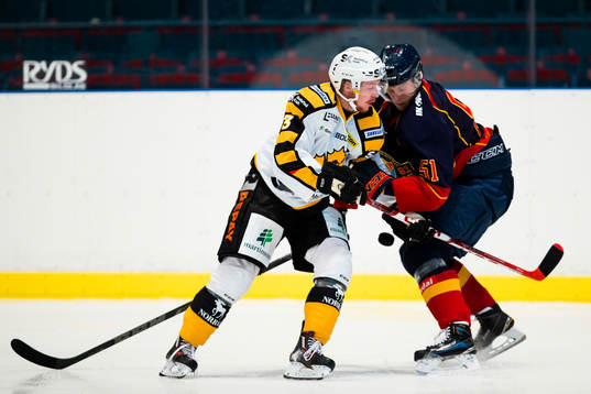 Skellefteås Niclas Burström i kamp om pucken med