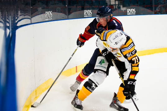 Djurgårdens Tomi Sallinen i kamp om pucken med