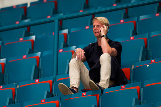 Niklas Wikegård på läktaren