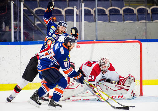 Växjös Robert Rosén och Liam Reddox mot Malmö Redhawks