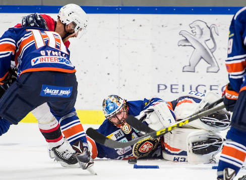 Malmö Redhawks Jens Olsson mot målvakt Cristopher