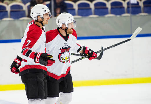 Malmö Redhawks Jens Olsson och Nils Andersson jublar åt