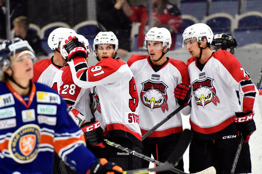 Malmö Redhawks Björn Svensson jublar med sina lagkamrater