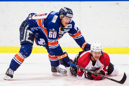 Växjös Erik Josefsson och Malmö Redhawks Nicklas Jadeland