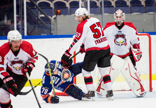 Malmö Redhawks Johan Ivarsson trycker till Växjös Patrik