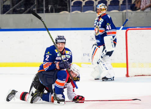 Växjös Teemu Laakso trycker till Malmö Redhawks Nicklas