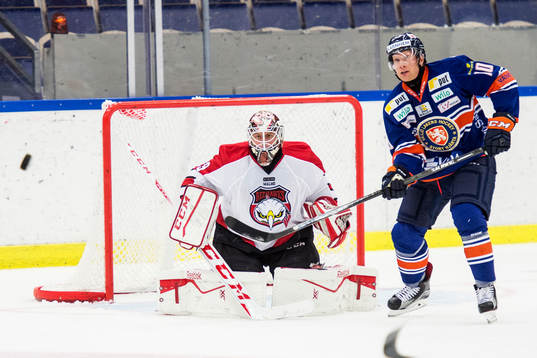 Växjös Richard Gynge framför Malmö Redhawks målvakt