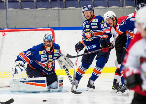 Närkamp mellan Ilkka Heikkinen och Malmö Redhawks Peter
