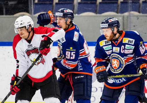 Malmö Redhawks Nils Anderssoni närkamp med Växjös