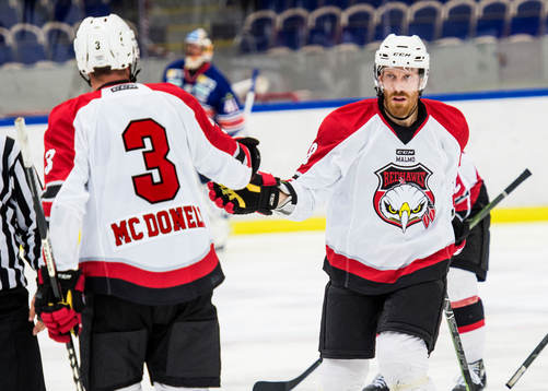 Malmö Redhawks Kent McDonell och Jens Olsson jublar