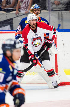 Malmö Redhawks Kent McDonell framför Växjös målvakt