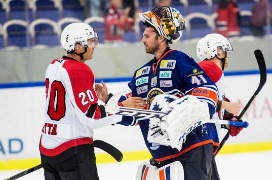 Malmö Redhawks Henrik Hetta hälsar på Växjös målvakt