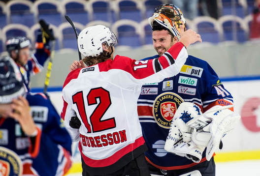 Malmö Redhawks Andreas Thuresson hälsar på Växjös