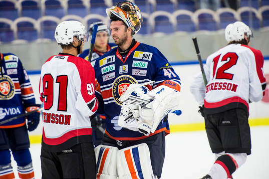 Malmö Redhawks Björn Svensson hälsar på Växjös
