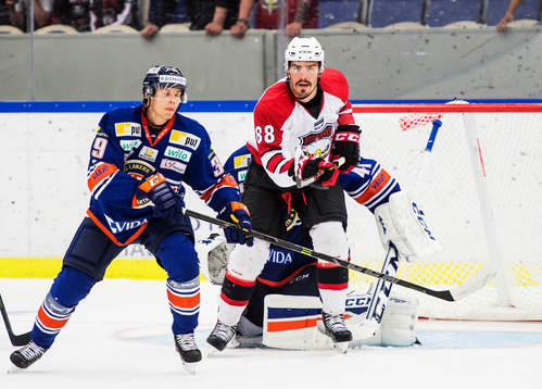 Växjös Calle Rosén mot Malmö Redhawks Peter Mueller