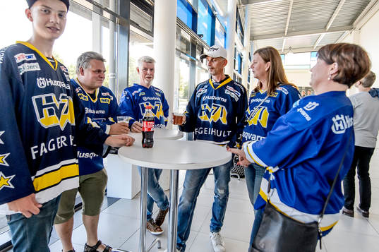 HV71 supportrar före träningsmatchen i ishockey mellan
