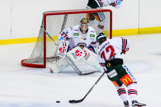 Frölundas målvakt Johan Gustafsson före träningsmatchen