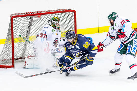 s Kevin Stenlund försöker få in pucken