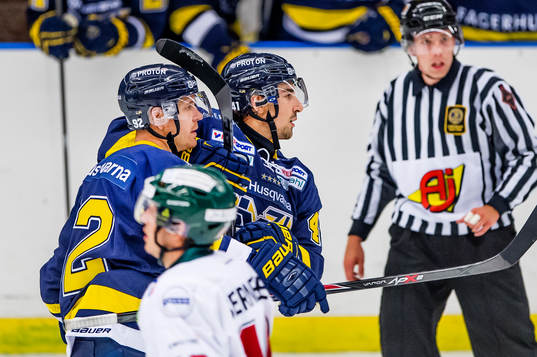 s Teemu Laine och Chris Campoli jublar