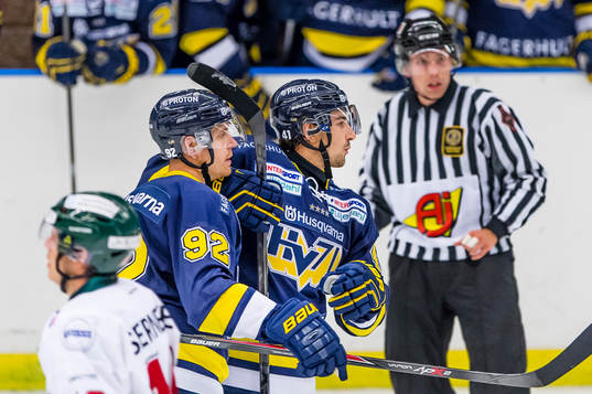 s Teemu Laine och Chris Campoli jublar