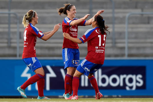 Vittsjös Ifeoma Dieke, Jane Ross och Michelle Pao jublar