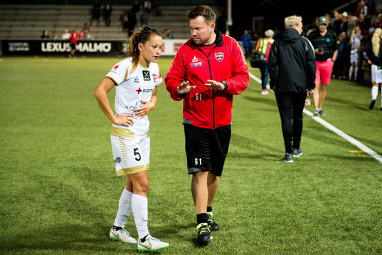 Rosengårds Alexandra Riley i samtal med tränare Jack