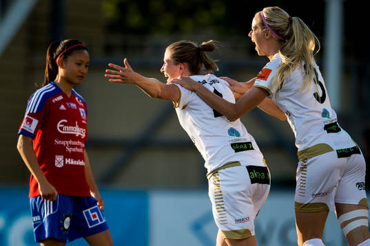 Rosengårds Emma Berglund och Amanda Ilestedt jublar och