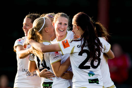 Rosengårds spelare jublar