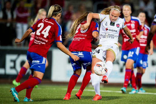 Rosengårds Ebba Wieder testar skott