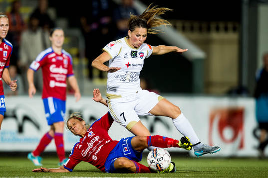 Rosengårds Sara Björk Gunnarsdottir tacklas omkull av