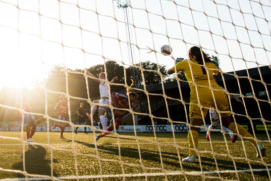 Rosengårds Emma Berglund nickar in 1-0 bakom Vittsjös