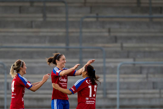 Vittsjös Jane Ross (m) jublar ihop med Kirsty Yallop och