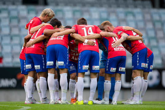 Örgryte samlade innan avspark i fotbollsmatchen i Div 1