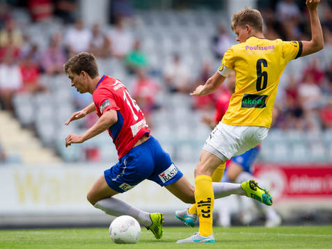 Örgrytes Daniel Paulson faller i straffområdet