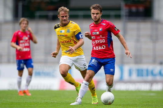 Örgrytes Hannes Sahlin före Lunds Martin Johansson