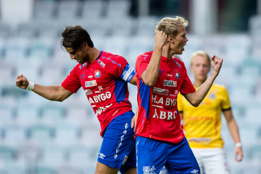 Örgrytes Joakim Olausson jublar ihop med George Mourad