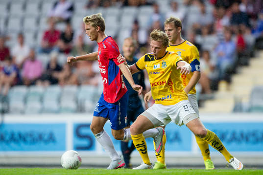 Örgrytes Joakim Olausson före Lunds Jesper Modig