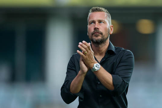 Örgrytes tränare Marcus Lantz  applåderar publiken