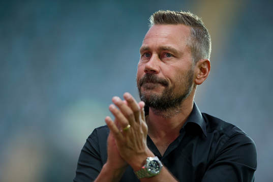 Örgrytes tränare Marcus Lantz  applåderar publiken