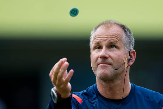 Domare Mikael Eriksson singlar slant om bollen innan
