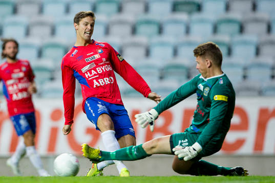 Örgrytes Stellan Carlsson skjuter ett skott som Lunds