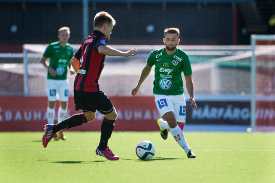 Jönköping Södras Robert Gojani påväg mot